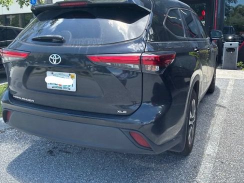 Used 2023 Toyota Highlander XLE FWD image 2