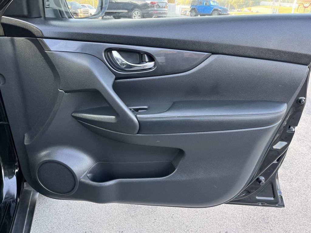 Used 2020 Nissan Rogue SV FWD image 23