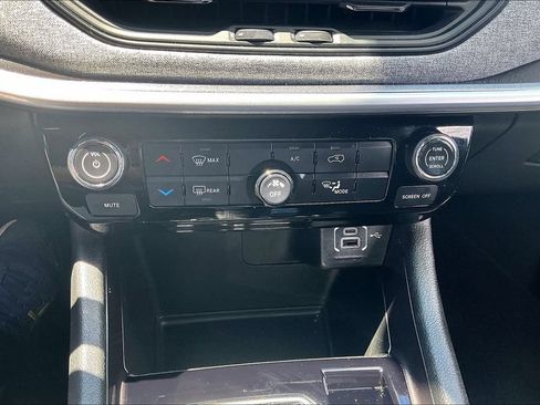 Used 2025 Jeep Compass Latitude AWD/4WD image 33