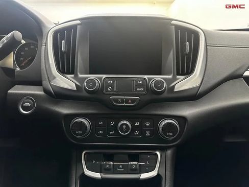Used 2024 GMC Terrain SLT image 12