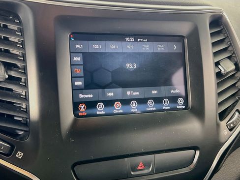 Used 2019 Jeep Cherokee Latitude Plus w/ Cold Weather Group AWD/4WD image 14