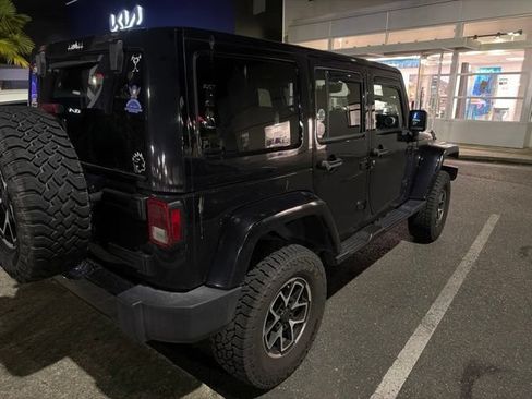 Used 2018 Jeep Wrangler Unlimited Sahara w/ Connectivity Group AWD/4WD image 3
