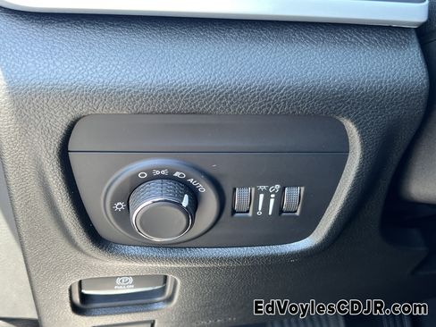 Used 2023 Jeep Grand Cherokee Laredo image 9