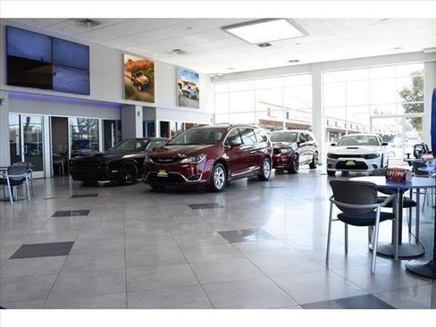 New 2023 Chrysler Pacifica Touring-L w/ S Appearance Package image 31