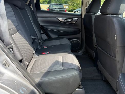 Used 2019 Nissan Rogue SV image 17
