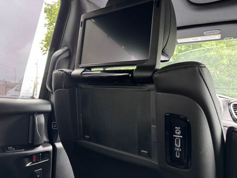 Used 2025 Chrysler Pacifica Select w/ Uconnect Theater Family Group image 4