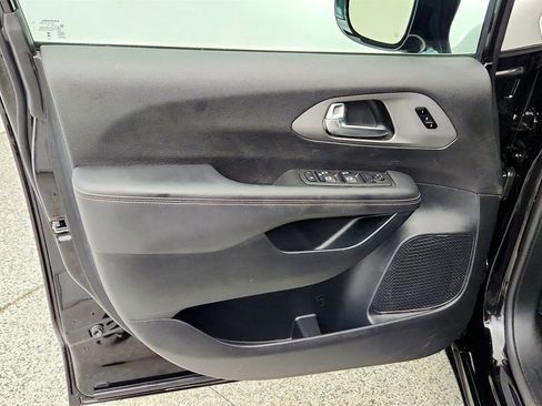 Used 2025 Chrysler Pacifica Select FWD image 10