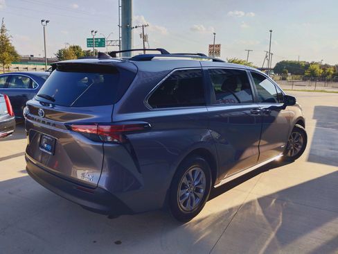 Used 2021 Toyota Sienna LE FWD image 3