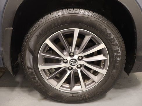 Used 2018 Toyota Highlander XLE w/ Carpet Mat Package (TMS) image 28