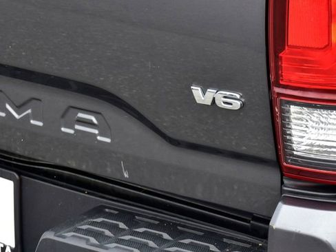 Used 2018 Toyota Tacoma SR image 11