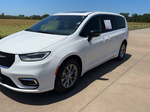 Used 2026 Chrysler Pacifica Limited FWD image 5