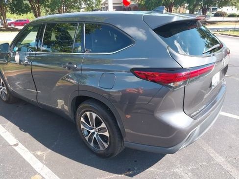 Used 2022 Toyota Highlander XLE FWD image 2
