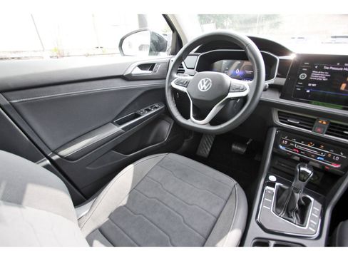 Used 2025 Volkswagen Taos SE FWD image 10