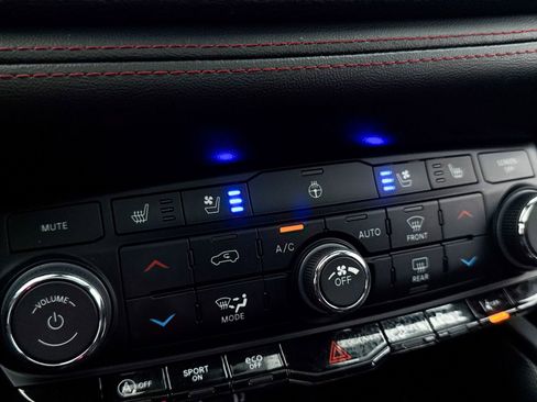 Used 2025 Dodge Durango GT image 11