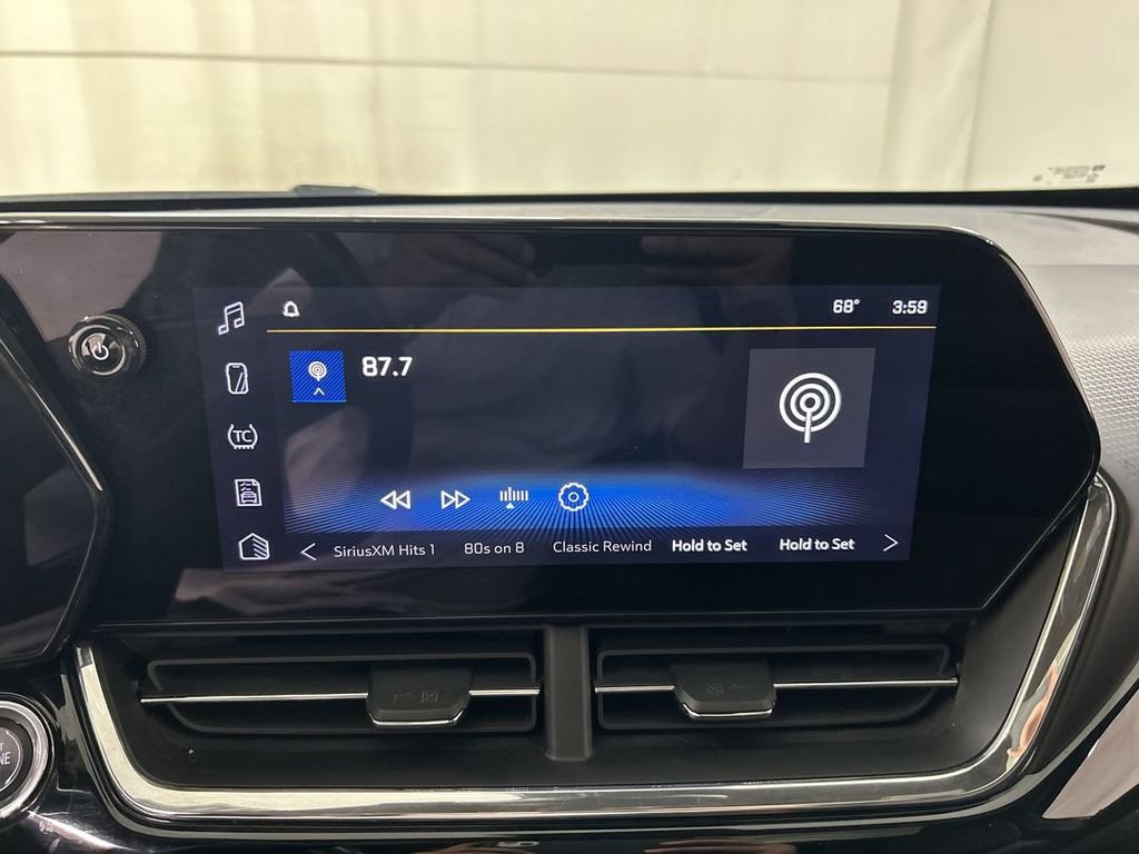 Used 2025 Chevrolet Trax RS w/ Sunroof Package FWD image 14