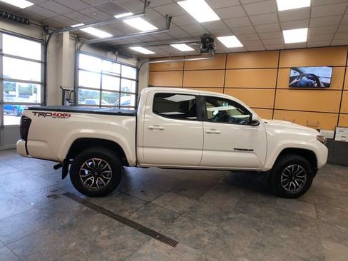 Used 2020 Toyota Tacoma TRD Sport w/ Technology Package AWD/4WD image 8