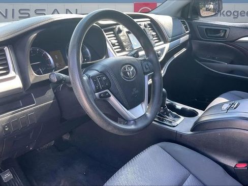 Used 2016 Toyota Highlander LE FWD image 17