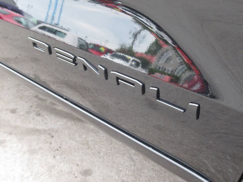 Used 2023 GMC Canyon Denali w/ Denali Black Edition AWD/4WD image 5