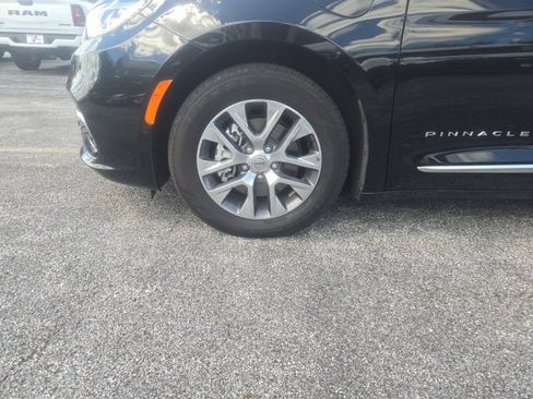 Used 2025 Chrysler Pacifica Pinnacle FWD image 5
