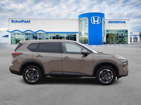 Used 2025 Nissan Rogue SV AWD/4WD image 2
