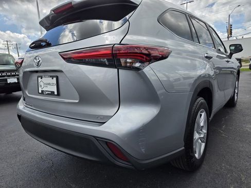 Used 2025 Toyota Highlander LE FWD image 42