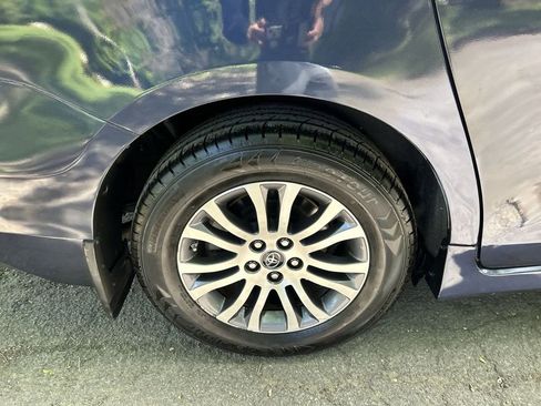 Used 2018 Toyota Sienna XLE FWD image 12