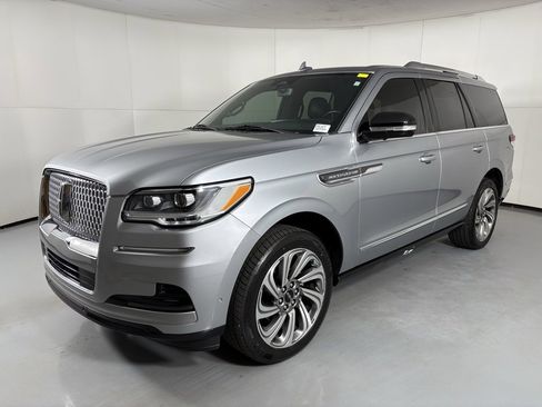 Used 2023 Lincoln Navigator Reserve image 4