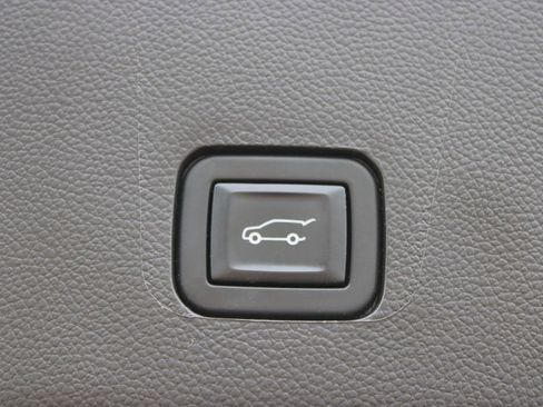 Used 2022 Chevrolet Traverse RS image 16