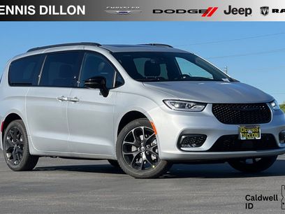 New 2026 Chrysler Pacifica Limited w/ S Appearance Package