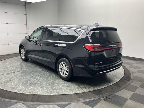 Used 2024 Chrysler Pacifica Touring-L image 2