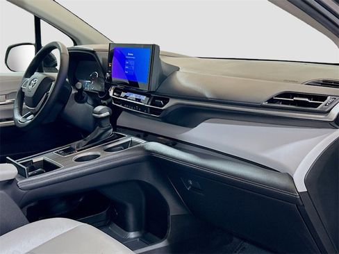 Used 2025 Toyota Sienna XLE image 28
