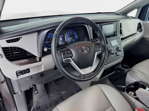 Used 2020 Toyota Sienna XLE image 10