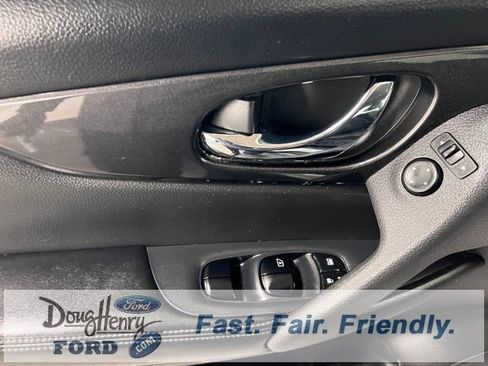 Used 2017 Nissan Rogue SV w/ SV Premium Package image 23