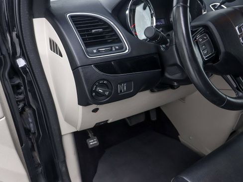 Used 2019 Dodge Grand Caravan SXT FWD image 24