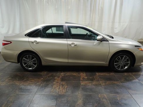 Used 2017 Toyota Camry SE w/ Moonroof Package FWD image 4