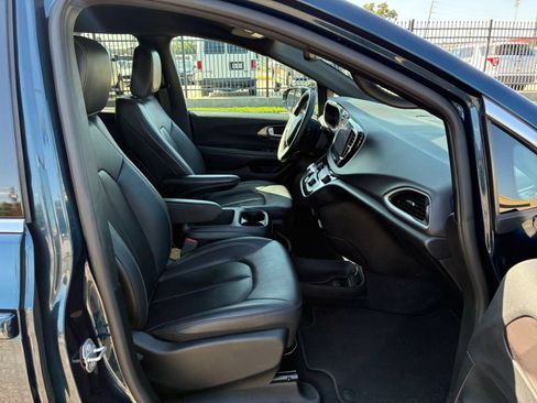 Used 2025 Chrysler Pacifica Select FWD image 33