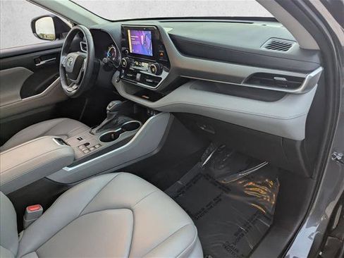 Certified 2023 Toyota Highlander XLE image 21