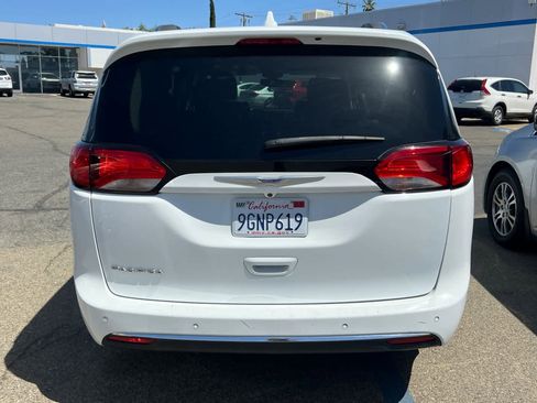 Used 2020 Chrysler Pacifica Touring-L image 5