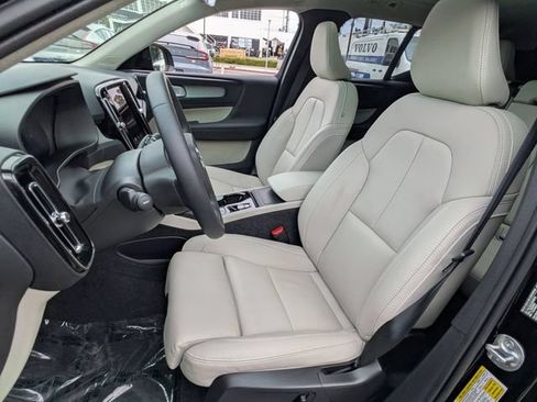 Used 2025 Volvo XC40 B5 Plus AWD/4WD image 13