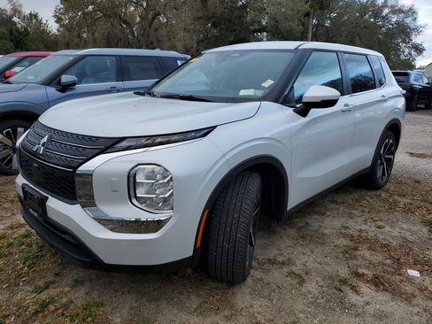 Used 2022 Mitsubishi Outlander ES image 2