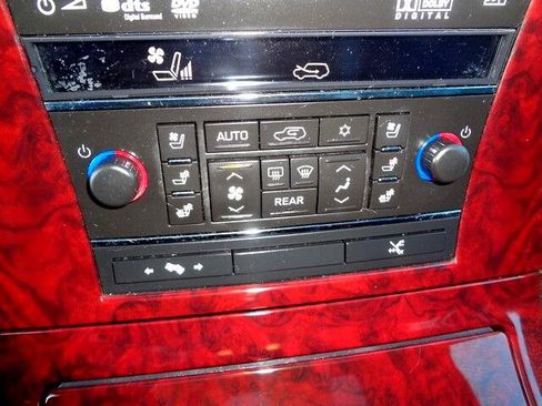 Used 2011 Cadillac Escalade Premium image 29