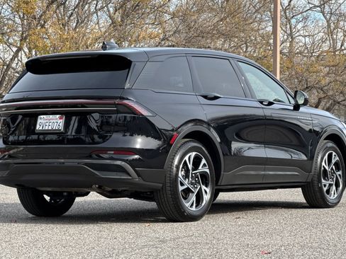 Used 2025 Lincoln Nautilus Premier w/ Jet Appearance Package image 4