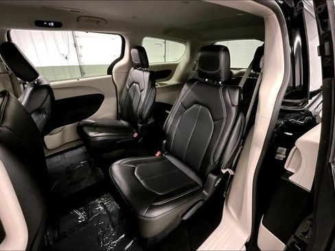 Used 2023 Chrysler Pacifica Touring-L FWD image 24