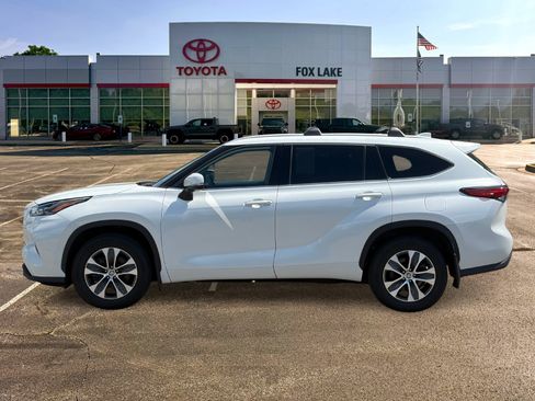 Used 2022 Toyota Highlander XLE AWD/4WD image 2