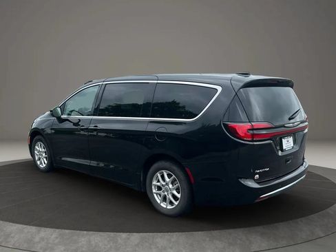 Used 2023 Chrysler Pacifica Touring-L FWD image 4