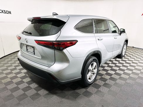 Used 2023 Toyota Highlander LE image 3