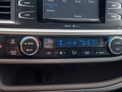 Used 2014 Toyota Highlander Plus FWD image 17