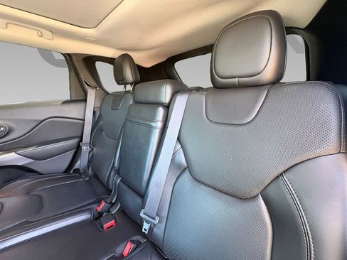 Used 2019 Jeep Cherokee Overland w/ Technology Group image 4