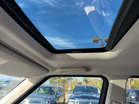 Used 2016 Land Rover LR4 HSE image 19