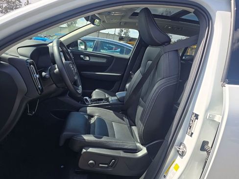 Used 2025 Volvo XC40 B5 Plus AWD/4WD image 2